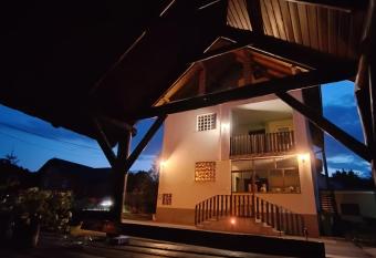 House Mesi   has Balcony rooms