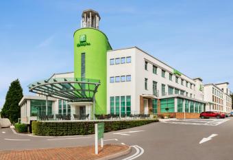 Holiday Inn Birmingham Airport - NEC, an IHG Hotel allows 18 year olds to book a room
