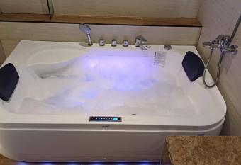 Samt Inn Hotel has rooms with a private hot tub