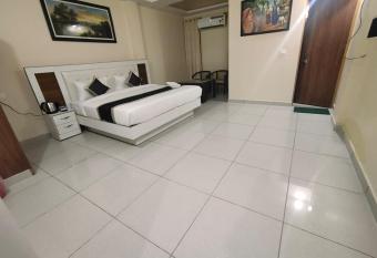 KHUSHI HOTEL & RESTAURANT has Balcony rooms