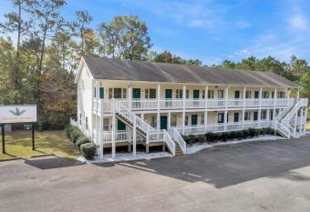 Beachside Boutique Suite 3 allows 18 year olds to book a room