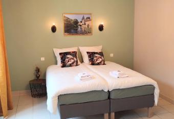 Hotel R  ve de la Vall  e allows 18 year olds to book a room