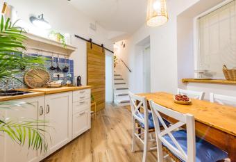 La Dalia allows 18 year olds to book a room