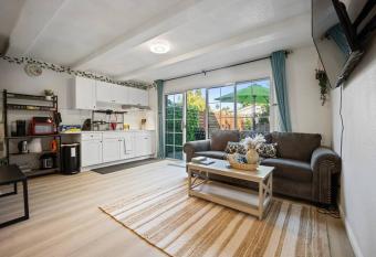 100% Private, Kingbed- Southcoast/Newport/Disney allows 18 year olds to book a room