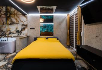 Z  ota Grota Centrum has rooms with a private hot tub