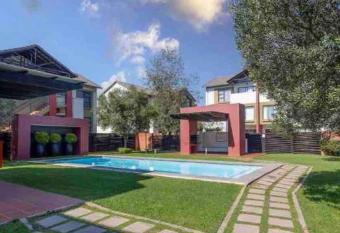 A Stunning Cozy Apartment has Balcony rooms
