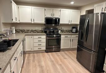 Auburn Home near Pacific Raceways has Balcony rooms