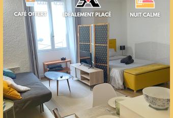     L Accostage     Au c  ur du vieux port et du Centre Ville has Balcony rooms