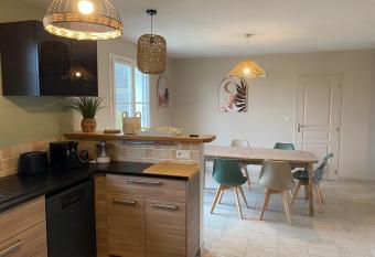 Le chant des   toiles has Balcony rooms