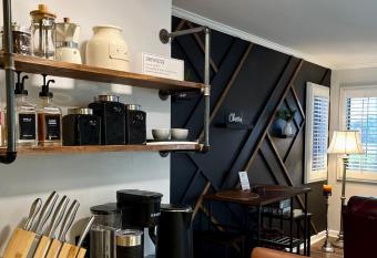 Getaway Villa- 3 mins to Mohegan- Fully Stocked with Two Full Beds & Fireplace- Jacuzzi, Saltwater Pools, Sauna has Balcony rooms