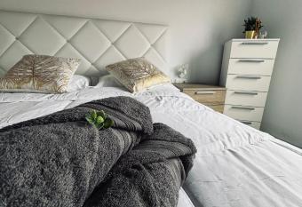 Avenida 52 B allows 18 year olds to book a room