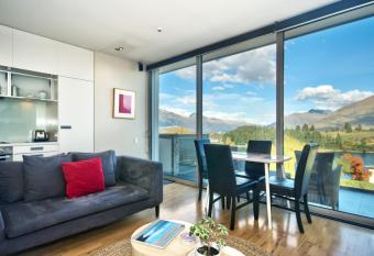 Pure Retreat Lake View has rooms with a private hot tub