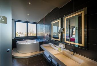 H  tel Restaurant Athena Spa allows 18 year olds to book a room