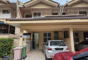 The FootHills Retro Homestay @ Presint 11  Putrajaya has Balcony rooms