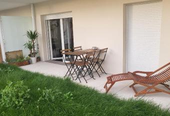 Appartement, terrasse, jardin, parking au bord de Paris has Balcony rooms