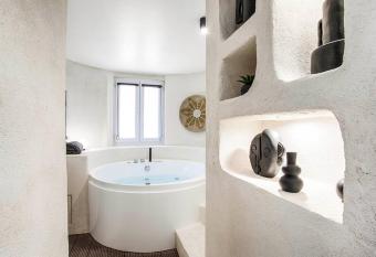 Deauville Spa Suite - 3min beach has rooms with a private hot tub