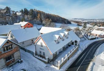 Chaloupka Na Pivova  e Se   allows 18 year olds to book a room