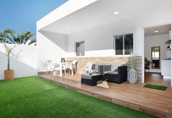 Zahora Qg has Balcony rooms