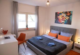 Modern und stilvoll zwischen Innenstadt und R   has Balcony rooms