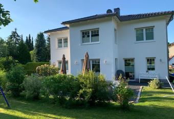 Am Steinway- Park allows 18 year olds to book a room