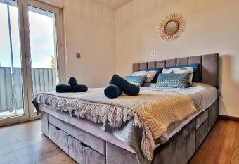 Le City View - Calme - Moderne - Balcon - RelaxBNB allows 18 year olds to book a room