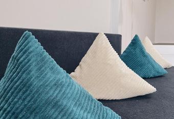 Neuwertiges Apartment mit schnellem WLAN, Glasfaser, Kostenlose Privatparkplatz auch f  r Transporter geeignet R23 allows 18 year olds to book a room