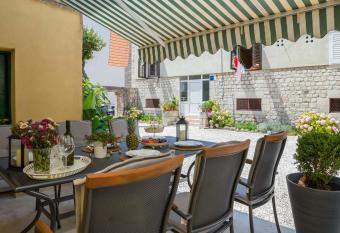 Apartment Pere has Balcony rooms