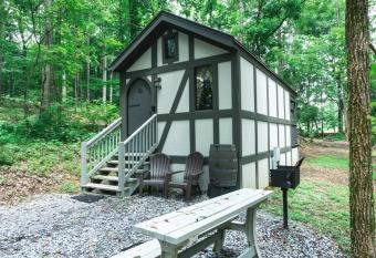 Tiny Home Cottage Near the Smokies #10 Helena allows 18 year olds to book a room