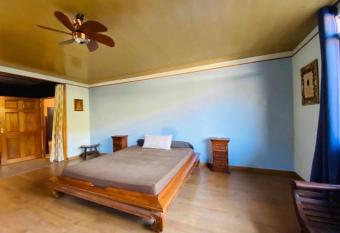 Chambre Hibiscus allows 18 year olds to book a room