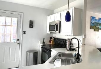 Private room in Dallas near downtown allows 18 year olds to book a room