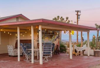 Your Happy Place - An Artist's Retreat with Hot Tub has rooms with a private hot tub