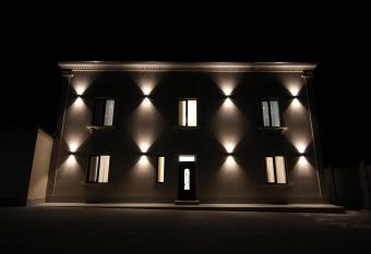 LOUVRE HOME has Balcony rooms