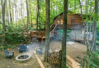 Secluded 4WD Getaway with Mountain Views and Hot Tub has Balcony rooms