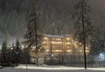 Residence Villa Avisio allows 18 year olds to book a room