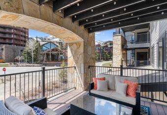 Silverado Lodge by Canyons Village Rentals has rooms with a private hot tub