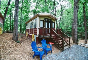 Gypsy Cottage Near the Smokies #16 Sabina allows 18 year olds to book a room