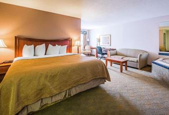 Royal Inn Suites has rooms with a private hot tub