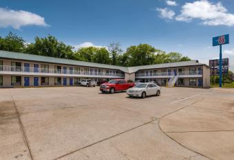 Motel 6 Attalla. Al has Smoking rooms