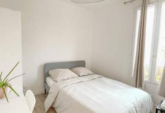 Le Saint-Ouen proche Paris allows 18 year olds to book a room