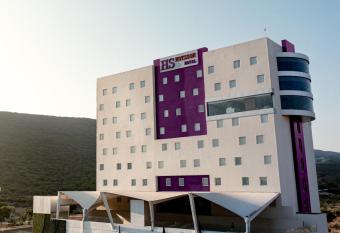 HS HOTSSON Hotel Queretaro allows 18 year olds to book a room