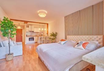 *Design Studio nahe Frankfurt Bahnhof & Flughafen* allows 18 year olds to book a room