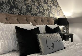 Honeysuckle Cottage -PART OF ALTON COTTAGES has Balcony rooms