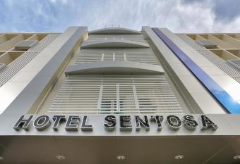 Hotel Sentosa has rooms with a private hot tub