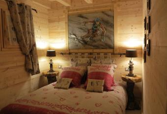 Chalet de la Royotte - Sauna & SPA has rooms with a private hot tub