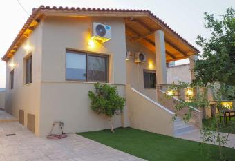 Beautiful House, Salamina has Balcony rooms