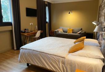 Le Sens Six has rooms with a private hot tub