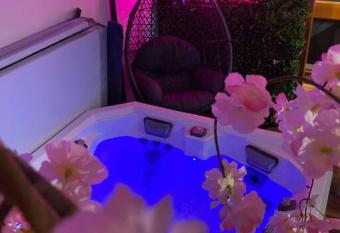 Le 36/Espace bien-  tre privatif has rooms with a private hot tub