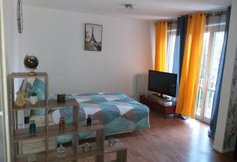 Joli petit appartement allows 18 year olds to book a room