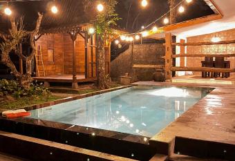 Ndalem Rahadi has Balcony rooms