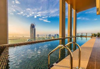 [RARE FIND Sky Infinity Pool] 4 pax, 2 Rooms has rooms with a private hot tub